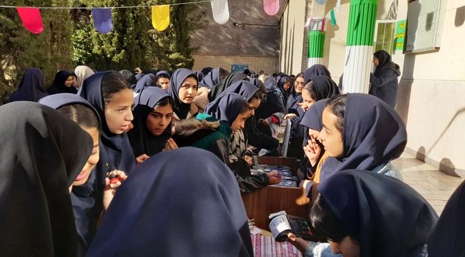 جشنواره غذای سالم در مدرسه زهرا عراقی کرمان 