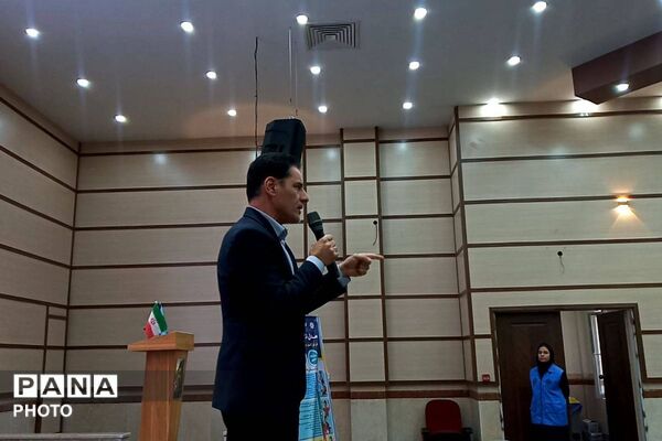 آیین «نشان سمپاد» ویژه دانش‌آموزان ورودی جدید پایه هفتم و دهم دانش‌آموزان فرزانگان شهرستان قدس در سالن گل نراقی