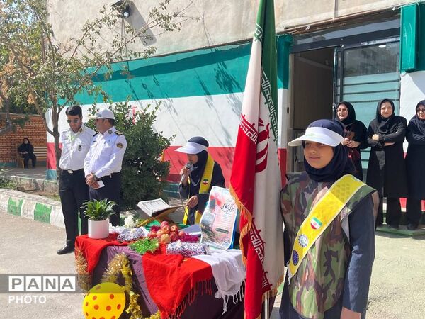 گرامیداشت هفته نیروی انتظامی در دبیرستان آیین‌اسلام ۱