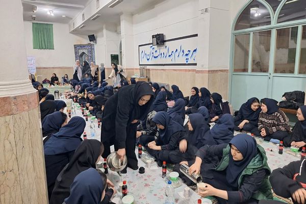 برگزاری مراسم احسان و افطار در دبیرستان حضرت ولیعصر (عج) ری یک 