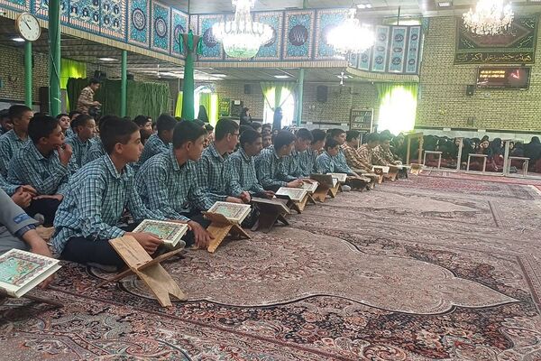 محفل انس با قرآن کریم با حضور پرشور دانش‌آموزان شهر آبسرد شهرستان دماوند