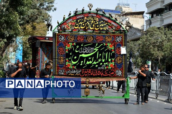 پرچم‌های عزا بر فراز حرم امام رضا(ع)