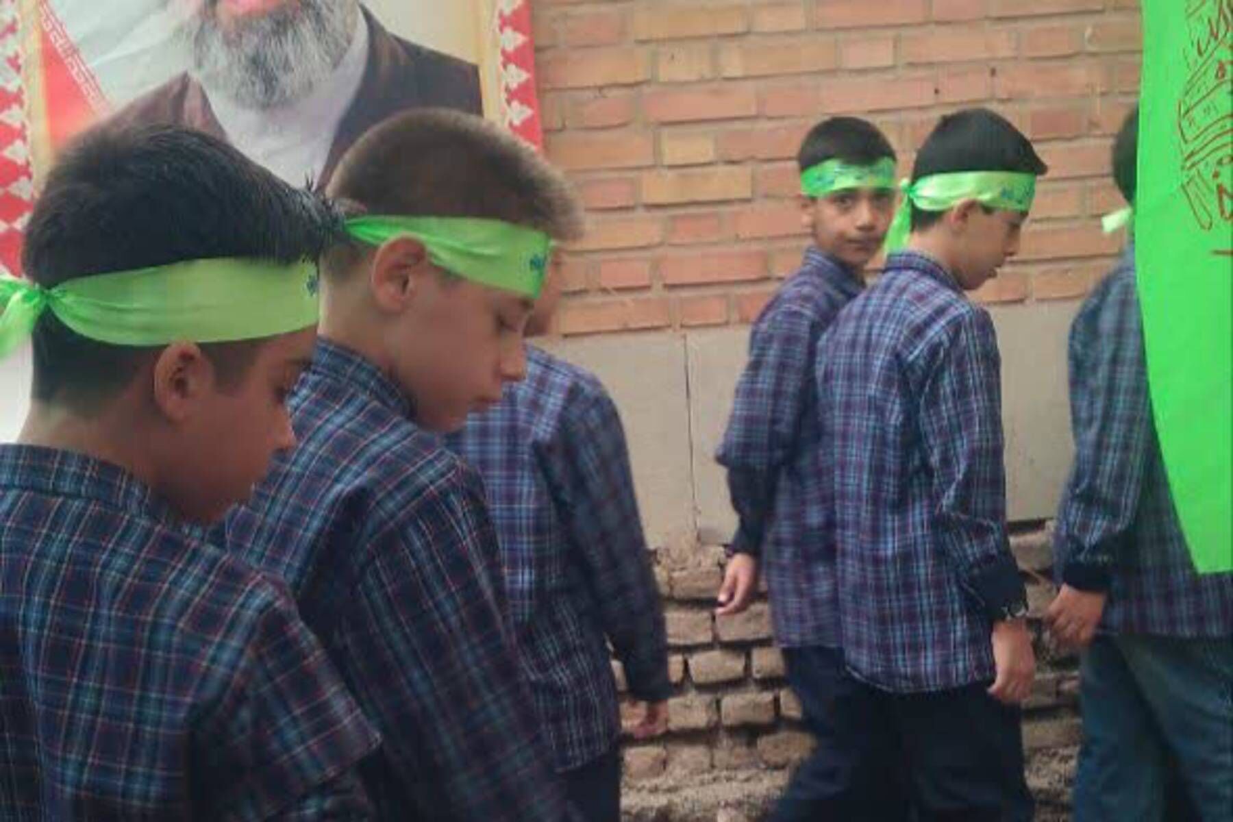 بازدید دانش‌آموزان مدارس قیامدشت و مسئولین شهری از نمایشگاه دفاع مقدس حوزه های مقاومت بسیج شهر قیامدشت