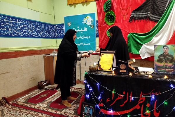 افتتاح کتاب «از ایرانمان دفاع کنیم» در دبستان ۲۲ بهمن با حضور مادر شهید عرشیان افشارمند