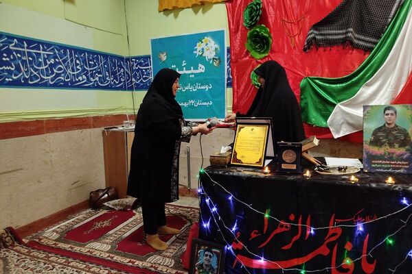 افتتاح کتاب «از ایرانمان دفاع کنیم» در دبستان ۲۲ بهمن با حضور مادر شهید عرشیان افشارمند