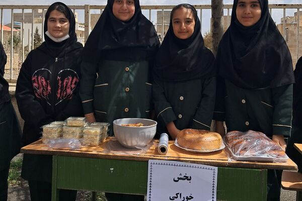 برگزاری بازارچه صنایع دستی و غذا در دبیرستان‌ حضرت‌ معصومه (س) شهرستان فیروزکوه