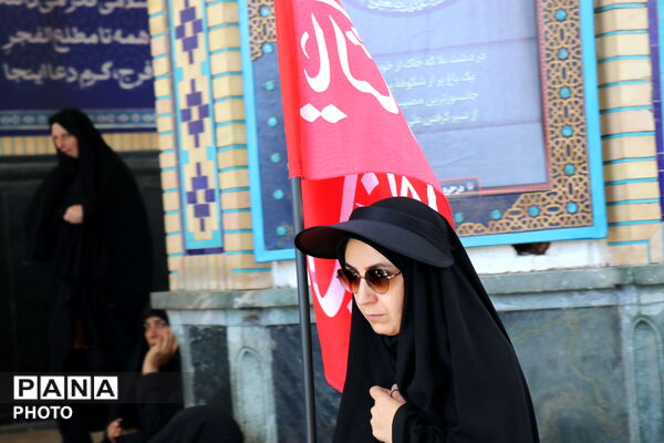 حرم مطهر امام رضا(ع)، میزبان زائران و عزاداران رهبر شهید
