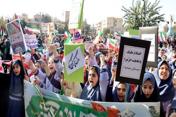 حضور پرشور دانش‌آموزان پاکدشتی در راهپیمایی روز ۱۳ آبان