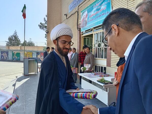 مراسم تقدیر از دبیران دبیرستان نمونه آیت الله خامنه‌ای