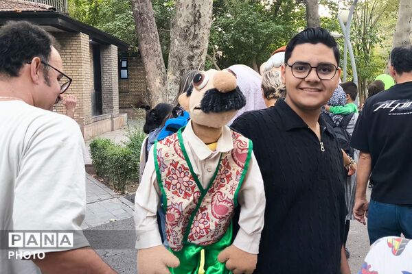 شادپیمایی هفته ملی کودک با عروسک‌های غول‌پیکر