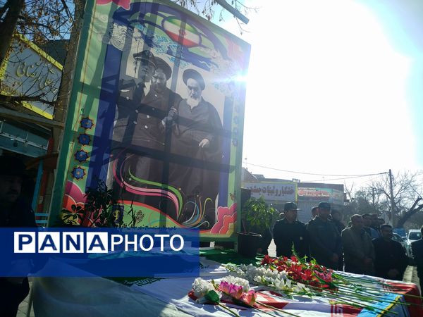 گلباران تمثال مبارک حضرت امام خمینی (ره) در سالروز ورود تاریخی و آغاز دهه فجر انقلاب اسلامی ایران 