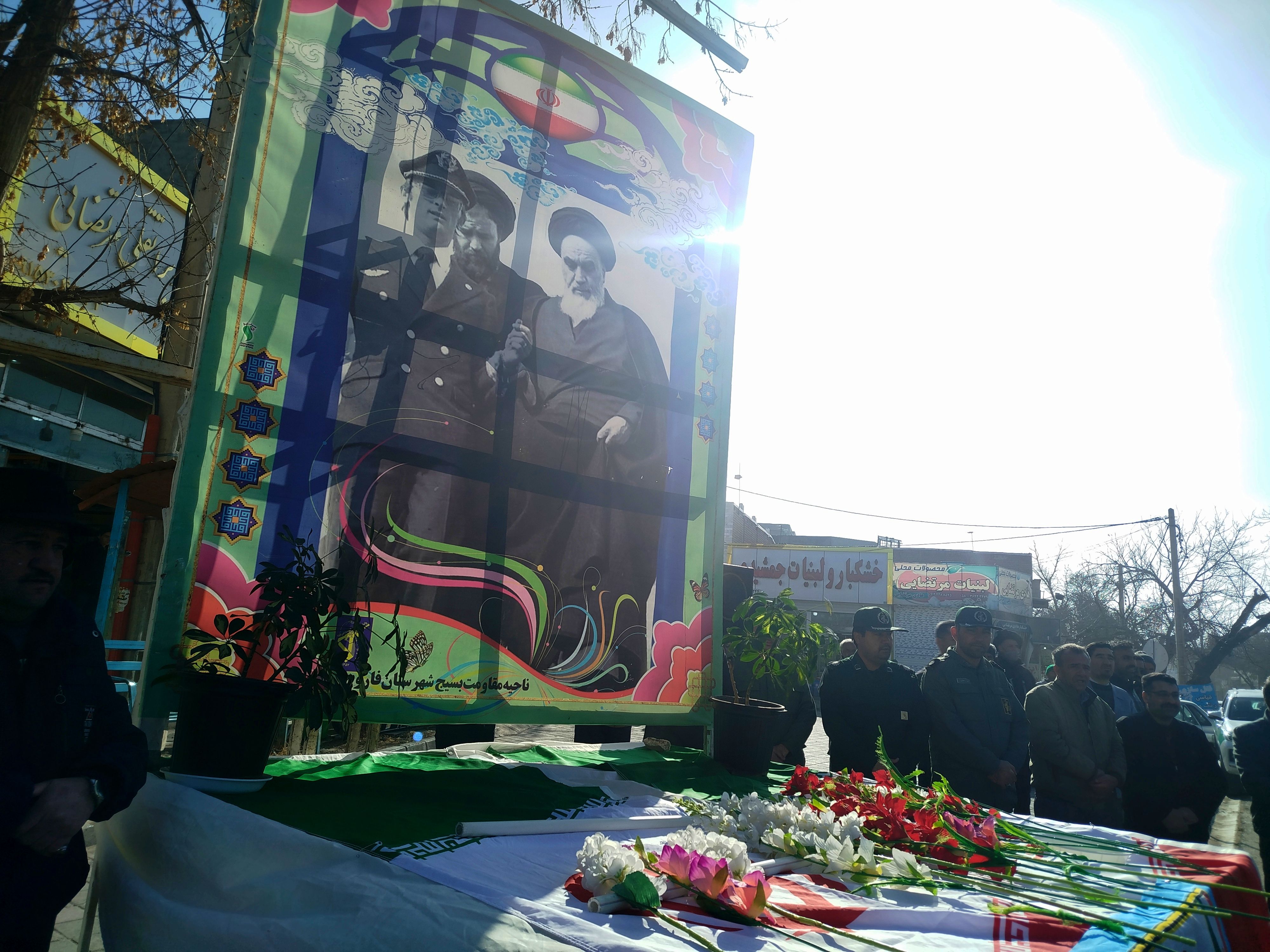 گلباران تمثال مبارک حضرت امام خمینی (ره) در سالروز ورود تاریخی و آغاز دهه فجر انقلاب اسلامی ایران 