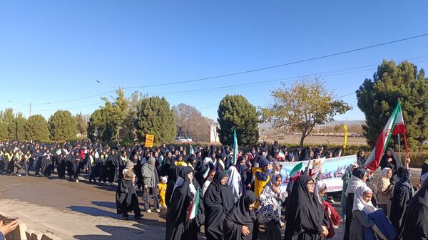حضور پرشور دانش‌آموزان رباط‌سنگ در راهپیمایی 13 آبان ؛ حماسه‌ای از شور و همبستگی 