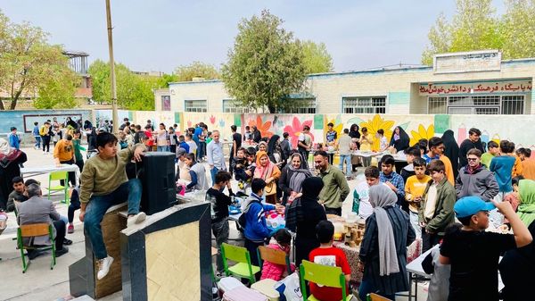 برپایی بازارچه در دبستان معلم آشخانه 