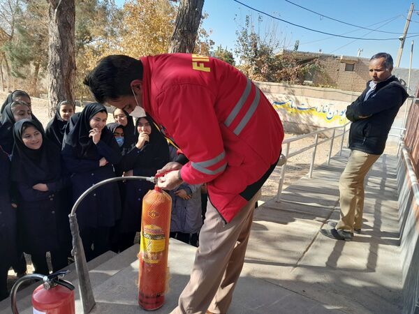 آموزش اطفای حریق و ایمنی به دانش آموزان دبیرستان مادرمهربان خلیل آباد