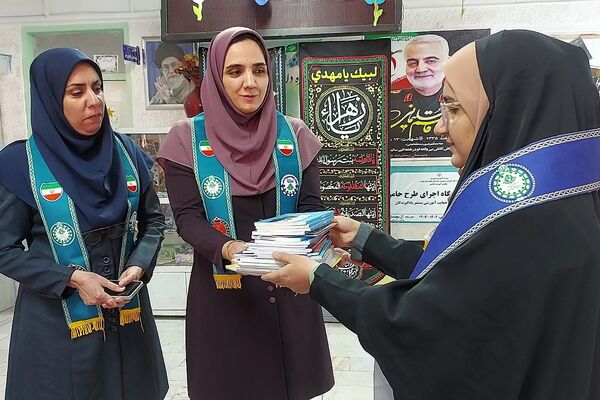 اهدا کتاب به پیشتازان فعال کهریزک 