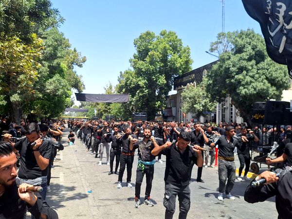 عزاداری ظهر  عاشورا در خیابان‌های شهر نیشابور 