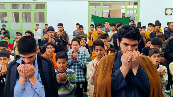  اقامه نماز جماعت و بازدید صمیمی از اعتکاف پسران در خلیل آباد