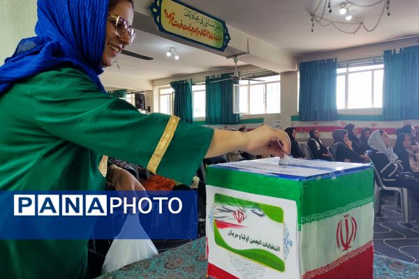 انتخابات انجمن اولیا و مربیان در دبیرستان دخترانه گراشی ناحیه۳
