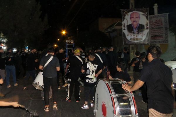 سوگواری عزاداران شهر قیامدشت در شب عاشورای حسینی