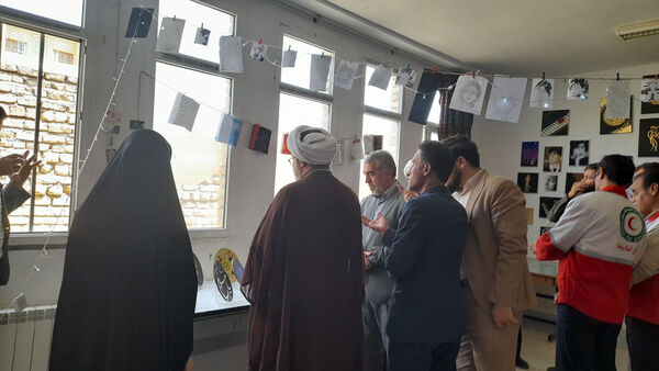 بازدید مسئولان جعفرآباد قم از نمایشگاه تولیدات دانش‌آموزی در هنرستان حضرت زهرا(س)