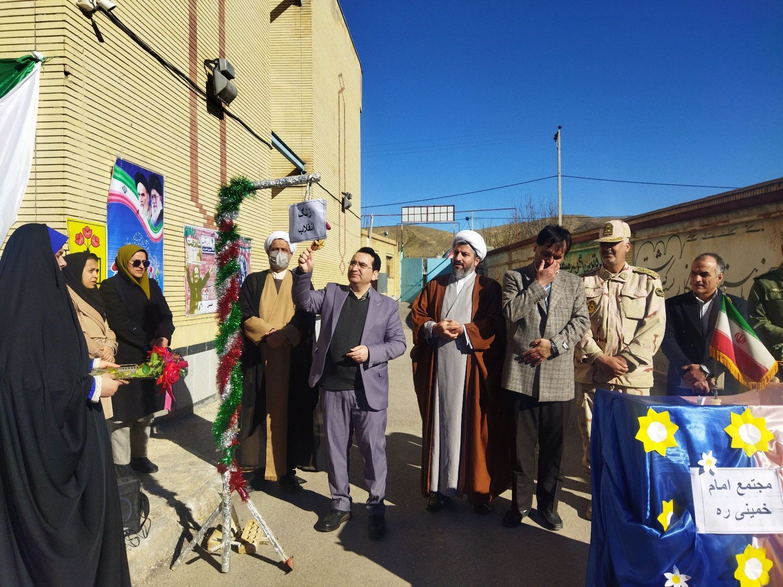 نواختن زنگ انقلاب به‌مناسبت دهه فجر در راز و جرگلان