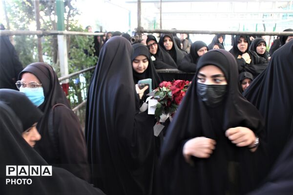 آیین خاکسپاری کودک شهید سه ساله جنگ رمضان در قم