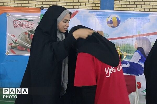 رقابت دختران در مسابقات مینی‌ والیبال شهرستان شهریار