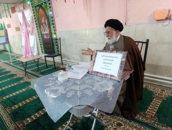 جلسه پرسش و پاسخ با امام جمعه شهرستان نیشابور در دبیرستان شاهد قدسیان 