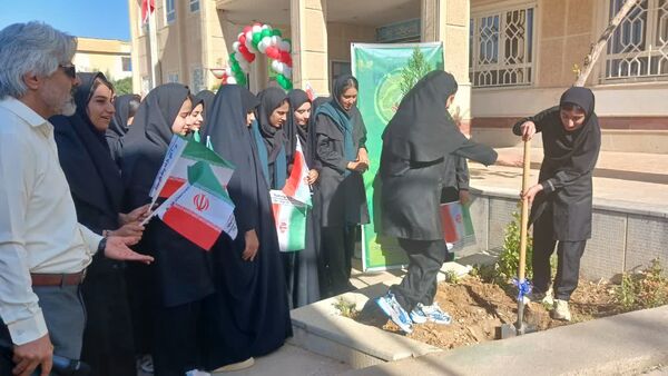 نواختن زنگ استانی مهر، ایثار و مقاومت در مدرسه نمونه دولتی ۹ دی به مناسبت آغاز سال تحصیلی و هفته دفاع مقدس