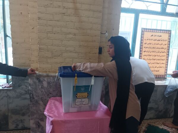 حضور مسئولان، مردم و رای اولی‌های چناران پای صندوق‌های رای در میدان انتخابات 