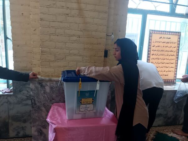 حضور مسئولان، مردم و رای اولی‌های چناران پای صندوق‌های رای در میدان انتخابات 