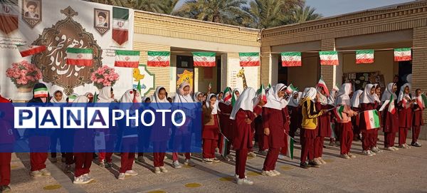 شور جشن ۲۲ بهمن در مدرسه مولوی فین؛ عطر شعر و نور ولایت در هم آمیخت