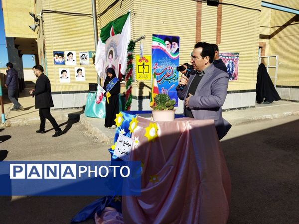نواختن زنگ انقلاب به‌مناسبت دهه فجر در راز و جرگلان