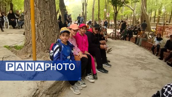 پیاده‌روی خانوادگی بروجنی‌ها