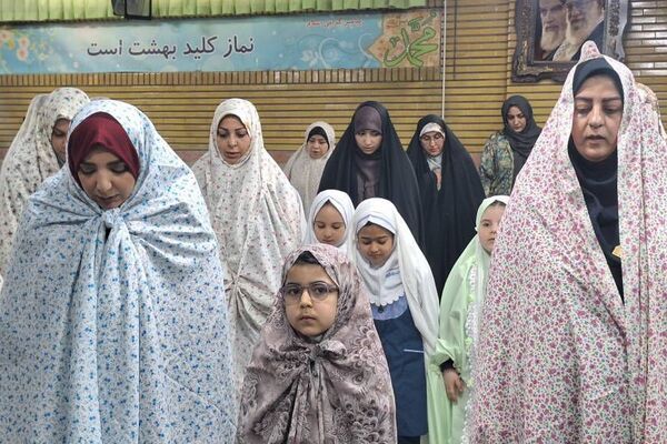 طرح نورانی «هم سجاده با مادر» در دبستان حکمت نبوی ناحیه دو شهرری 