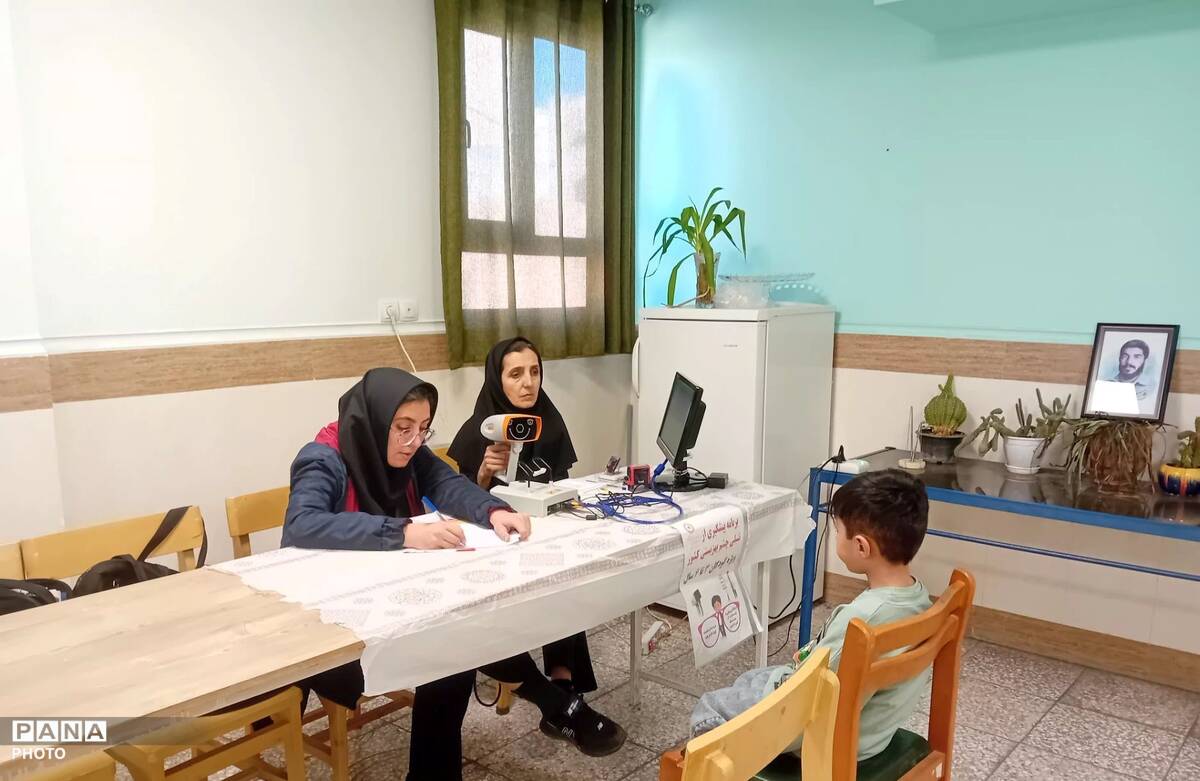 خدمت‌رسانی کادر درمان گروه جهادی سلامت  به مردم نیازمند ساوجبلاغ 