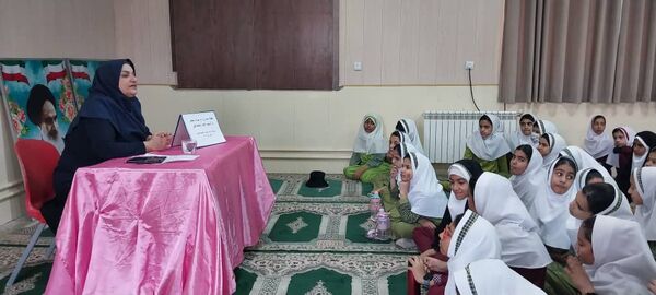 مراسم هفته مبارزه با اعتیاد در دبستان شاهد حاجی‌آباد 