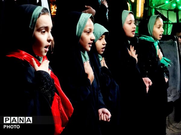 طنین نوای مذهبی در صدوهشتادونهمین شبِ گردهمایی در حسینیه امام خمینی نیشابور
