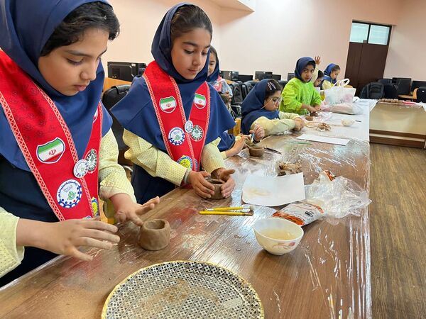 شکوفایی استعدادهای هنری دانش آموزان پایه چهارم دبستان آرمینه مصلی نژاد