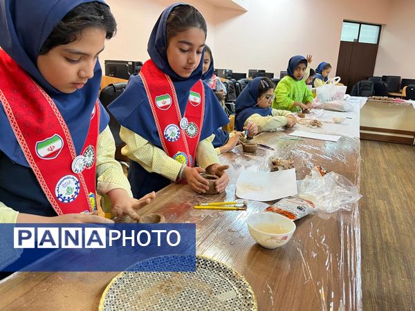 شکوفایی استعدادهای هنری دانش آموزان پایه چهارم دبستان آرمینه مصلی نژاد