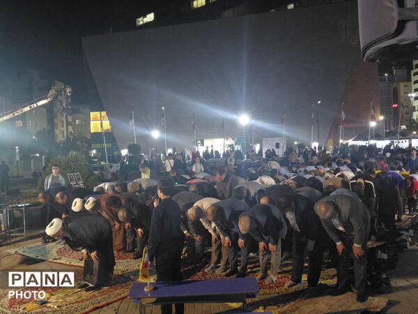 وزیر آموزش و پرورش در جمع دانش آموزان مشهدی ؛ از اقامه نماز تا بازدید از غرفه های دانش آموزی