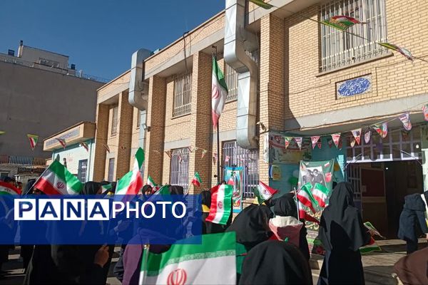 نمایشگاه بسته «ایرانمون» در دبیرستان نرجس یک