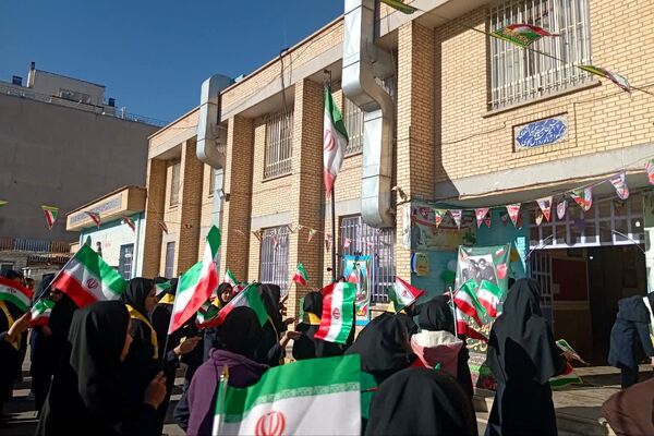نمایشگاه بسته «ایرانمون» در دبیرستان نرجس یک