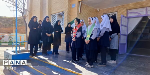 تقدیراز مربی پرورشی مدرسه فاطمه الزهرا(س) در هفته امور تربیتی