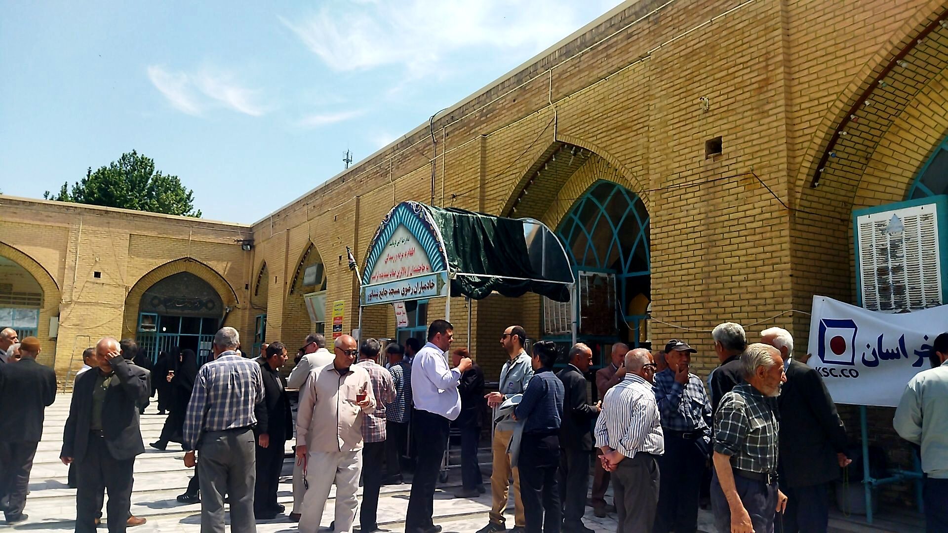 چایخانه مسجد جامع نیشابور میزبان نماز گزاران نیشابوری شد 