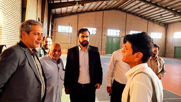 فرماندار کاشمر از سالن و چمن مصنوعی روستای قوژد بازدید کرد