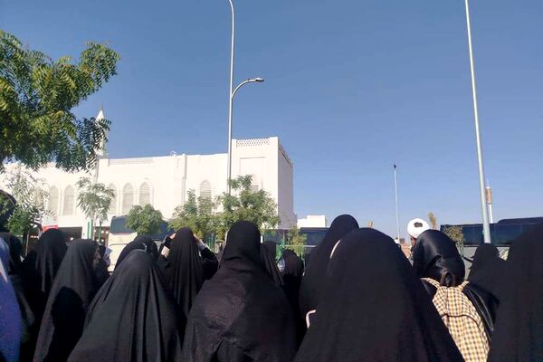 از پشت میز نیمکت تا زیر آسمان مدینه