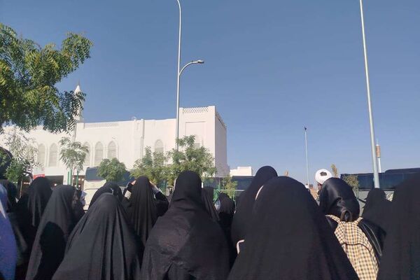 از پشت میز نیمکت تا زیر آسمان مدینه