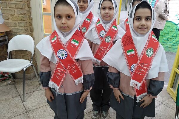 مراسم «لاله‌های روشن» در دبستان دکتر کیهانی 